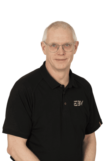 Manlig medarbetare på EBV Plåt i svart profiltröja och glasögon, porträttbild
